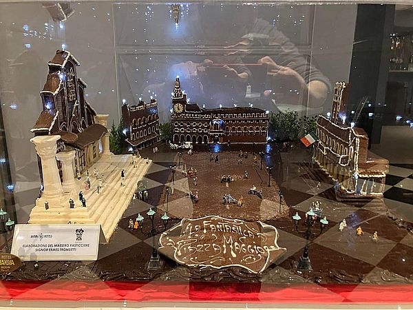 Immagine di una scultura in cioccolato che rappresenta Piazza Maggiore a Bologna